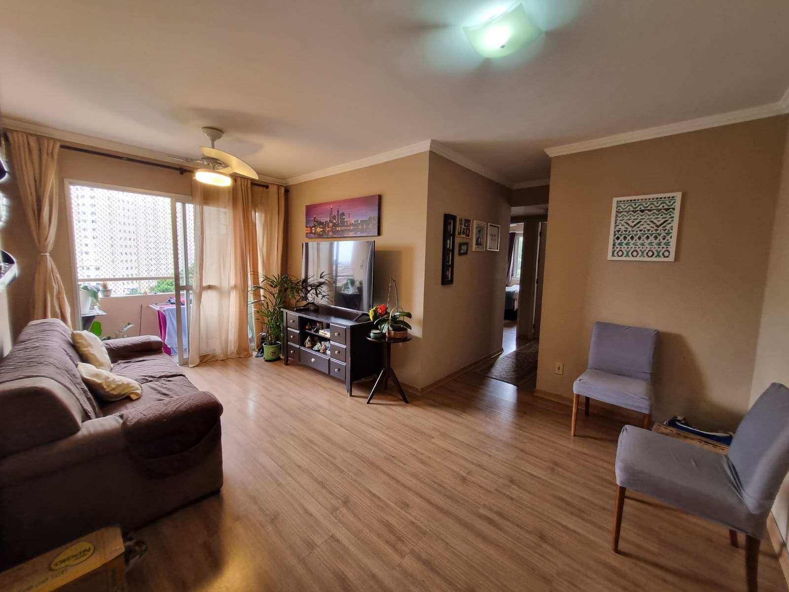 274025