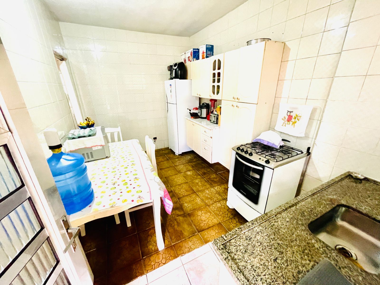 298175