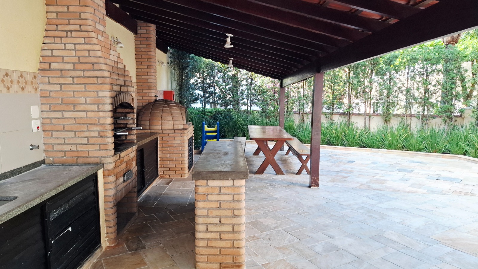 305734